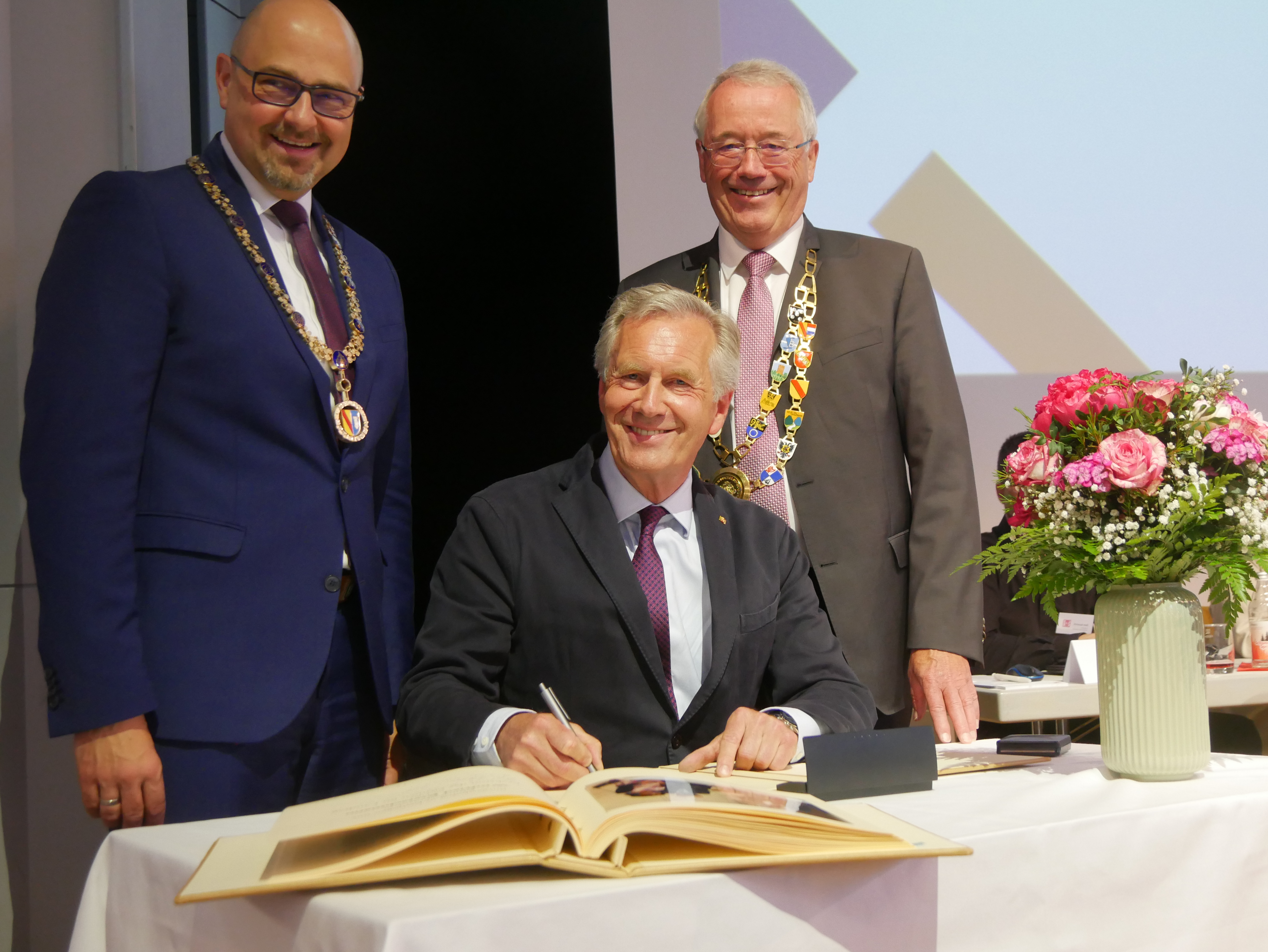 Christian Wulff, Alt-Bundespräsident und Präsident des Deutschen Chorverbands, trägt sich in das Goldene Buch der Stadt Ettlingen ein.